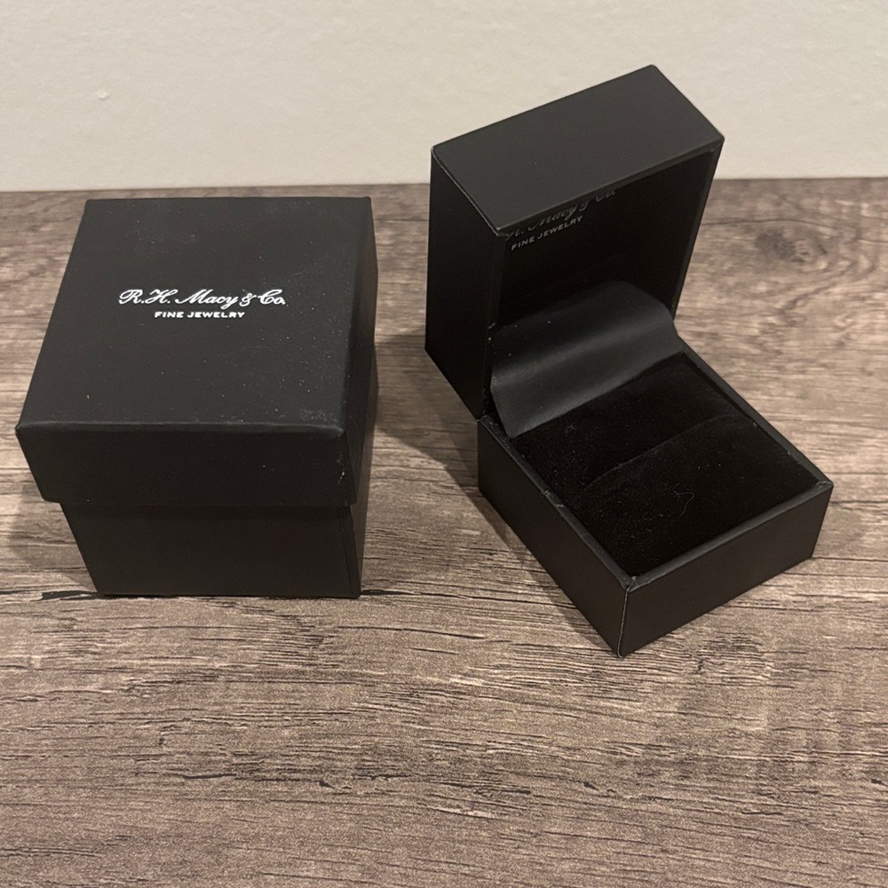 RH Macy & Co Fine Jewelry Wedding Ring Box, Excellent Condition!